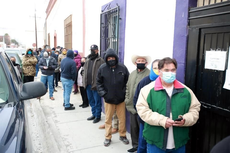 Ante el frío, al menos 150 adultos mayores esperan dentro del Auditorio Municipal, en la cabecera del municipio, donde empezaron aplicar la vacuna a partir de las 10:00 horas.