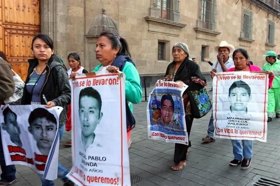 El encuentro se realiza en el Salón Tesorería, luego que el lunes AMLO llamara a los padres de manera imprevista.