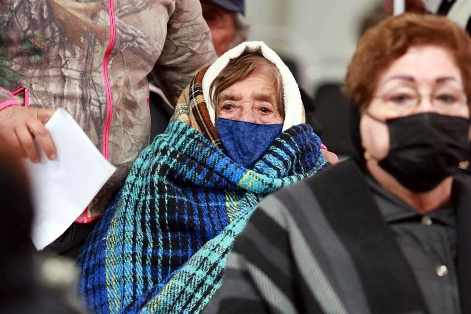 Con un clima congelante de 6 grados centígrados, adultos mayores de Los Ramones comenzaron esta mañana a hacer filas para recibir la primera dosis de la vacuna contra Covid-19.