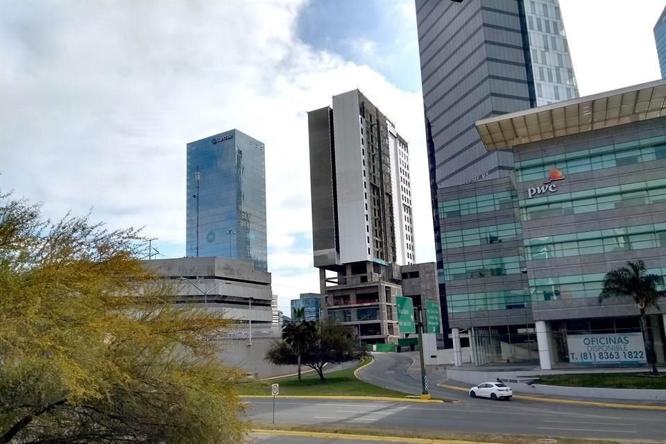 Un edificio que se construye a un costado de la Torre Hélicon ha contaminado el parque.