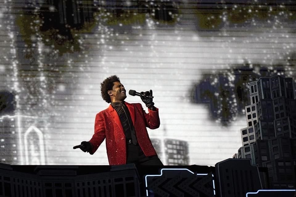 El canadiense interpretó temas como 'Blinding Lights' y 'Starboy' durante el show del medio tiempo.