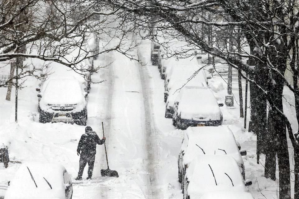 La tormenta invernal en Texas congeló los ductos de gas y dejó a millones de usuarios sin luz.