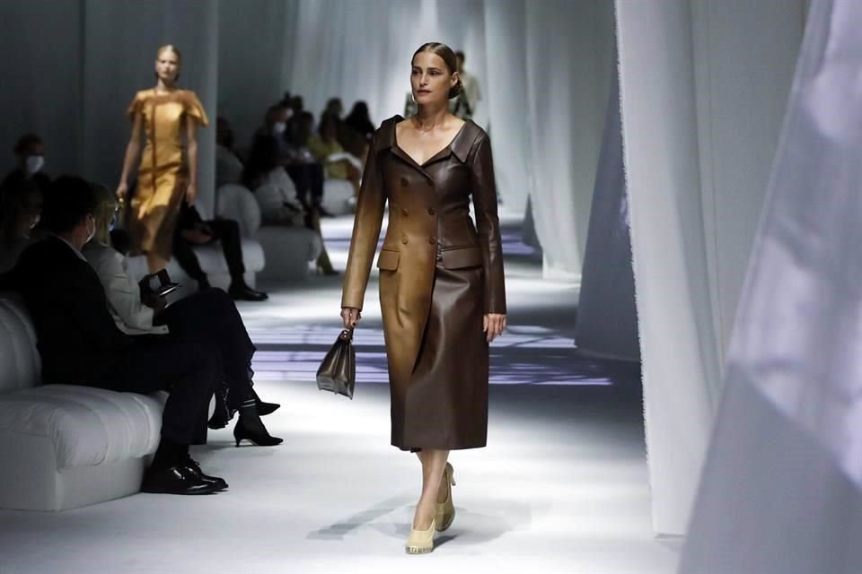 Este viernes comenzó la Semana de la Moda de Londres en línea, entre las marcas que exhibirán sus diseños están Burberry, Molly Goddard y Mark Fast.