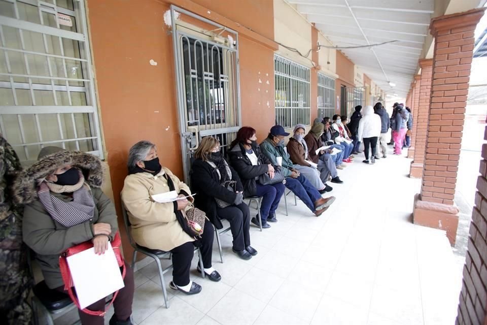 Las dosis para Linares llegaron a las 10:05 horas primero a la Escuela Primaria Mariana García, en el módulo de La Petaca, y después fueron hacia el Gimnasio Municipal.