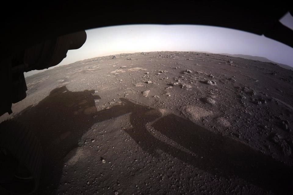 Imagen facilitada por la NASA que muestra una captura enviada por las Hazard Cameras del róver Perseverance. Cráter Jezero.