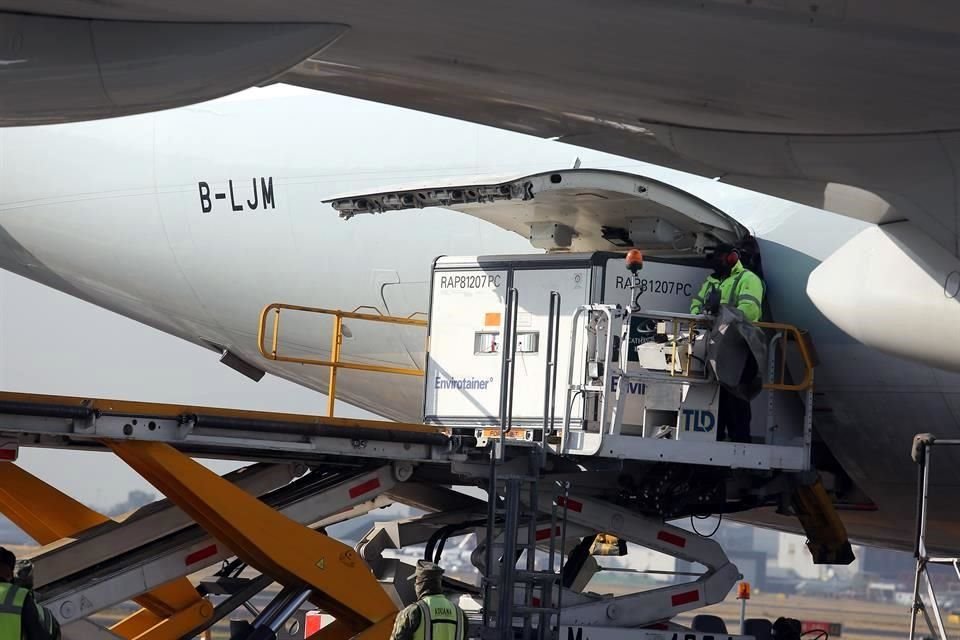 El primer lote llegó este sábado a las 8:00 horas al Aeropuerto Internacional de la CDMX desde China.