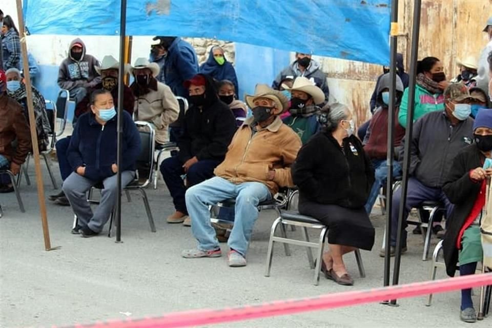 Cientos de adultos mayores califican las restricciones de Salud como discriminatorias, inconstitucionales y vergonzosas.