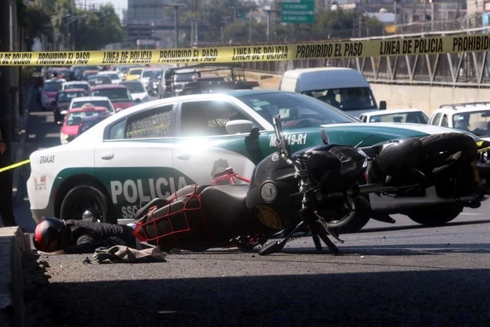 El motociclista, de 30 años de edad aproximadamente, se estrelló contra la banqueta y salió proyectado un par de metros, a la altura de Circuito Interior Río Churubusco.