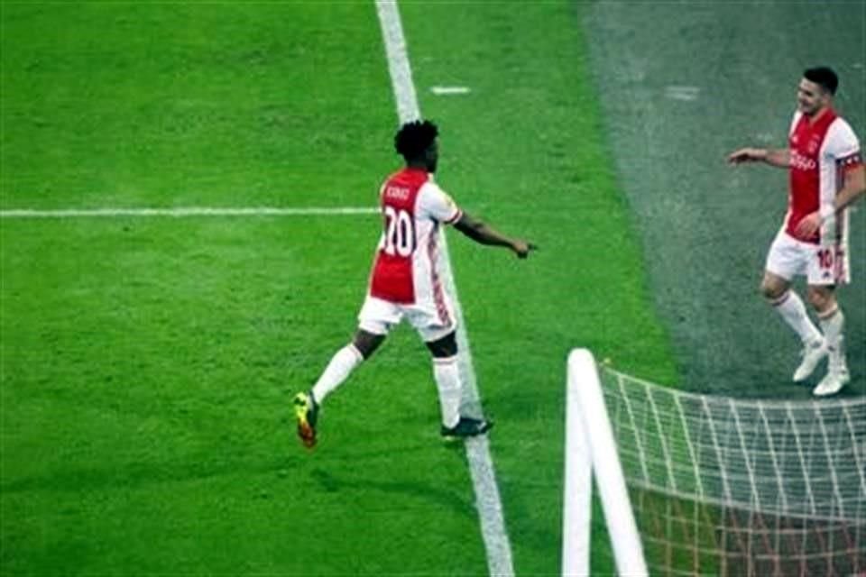 El Ajax se mantienene como líder y le saca 6 puntos de ventaja al PSV.