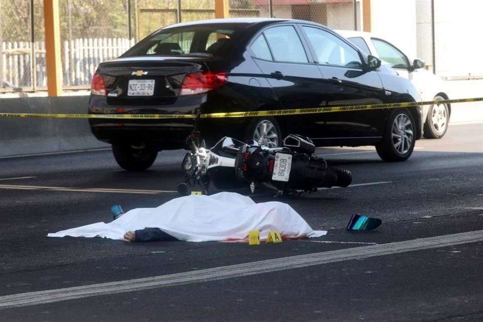 La motociclista fue embestida por una camioneta de carga al rebasar entre carriles y cayó al paso de un camión de la RTP.