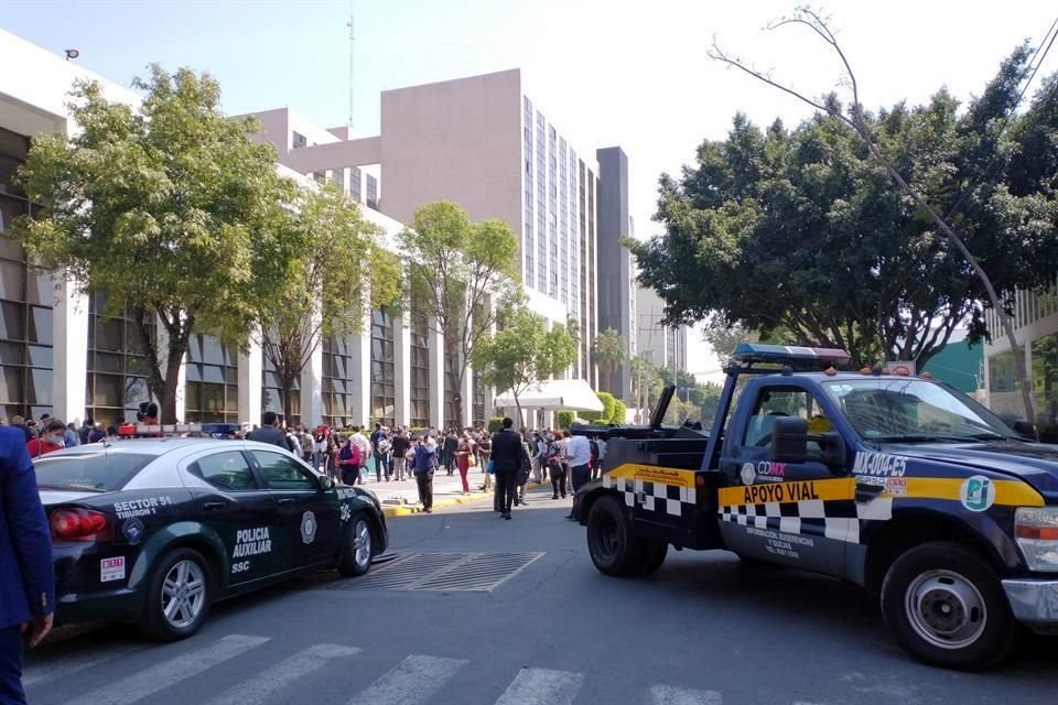 La calle permanecerá cerrada hasta que baje la afluencia de personas a fin de evitar accidentes.