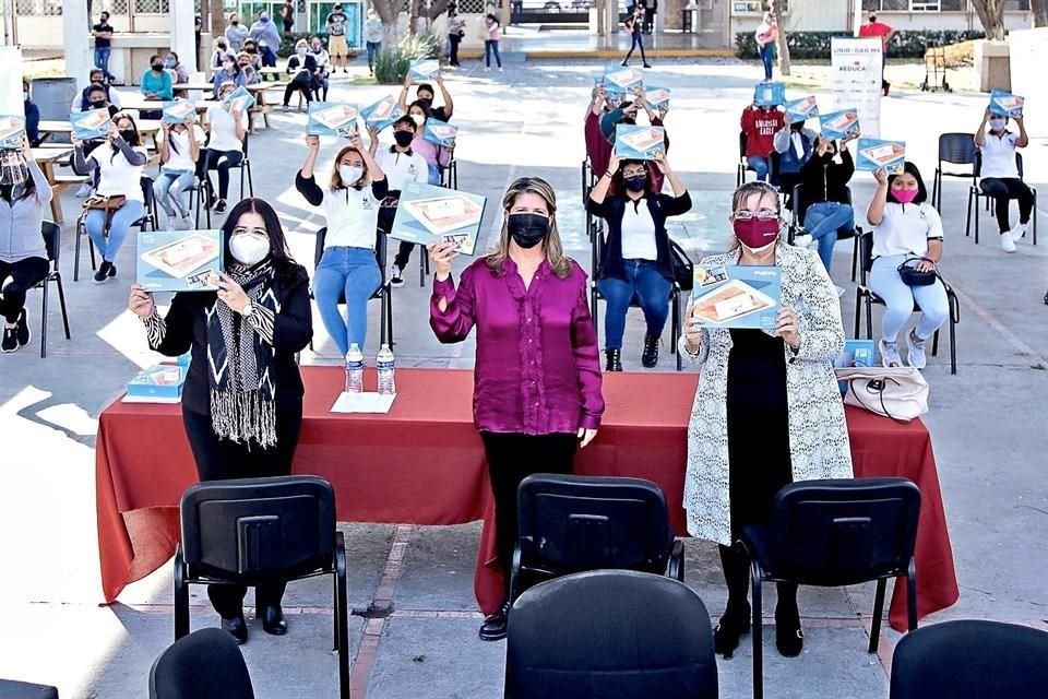 Evelia Veloz, del CBTIS (izq. a der.); Martha Herrera, del Consejo Nuevo León, y Felipa Longoria, de Educación Tecnológica Industrial, presidieron la entrega de tabletas en el CBTIS 22.BTIS 22.