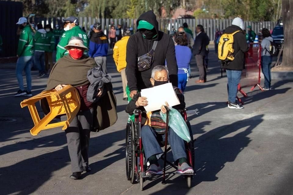 Los adultos mayores son acompañados por sus familiares.