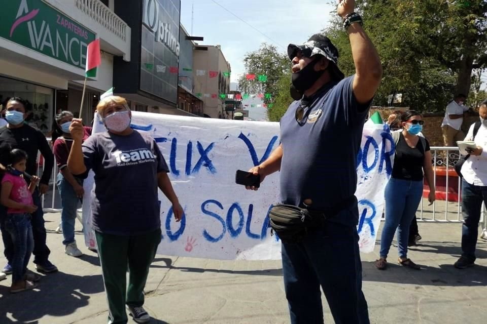 '¡Fuera, fuera, fuera!', gritaron simpatizantes de Salgado a las feministas.