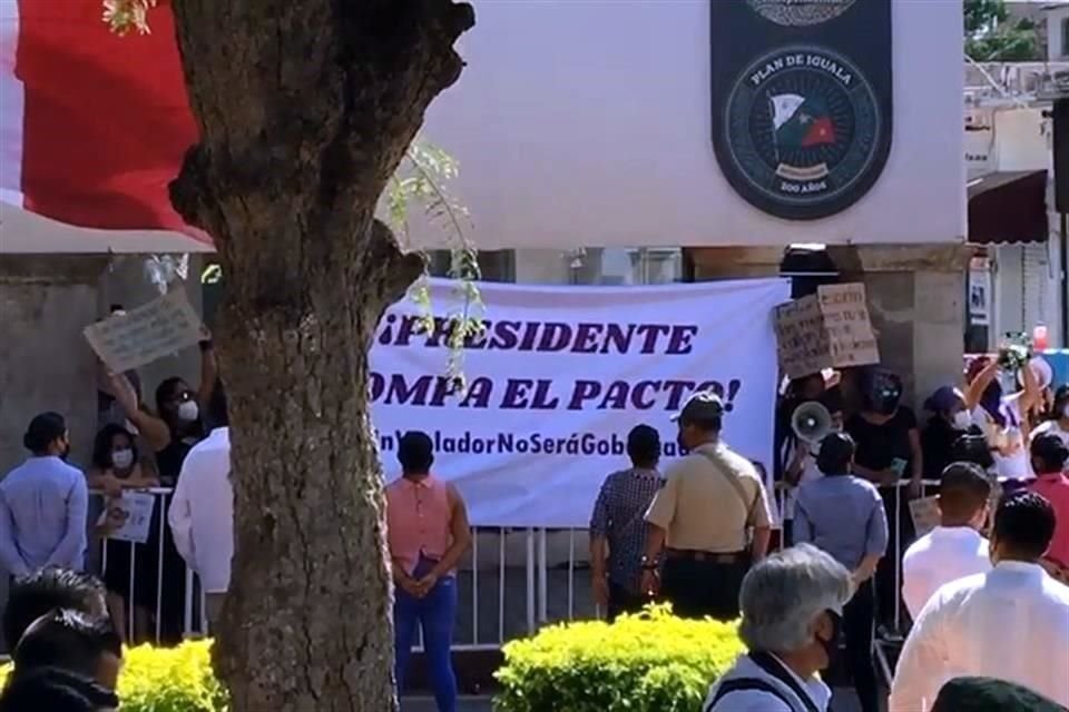 La manta desplegada cerca de la sede donde López Obrador y Fernández encabezan el acto conmemorativo por el Día de la Bandera.