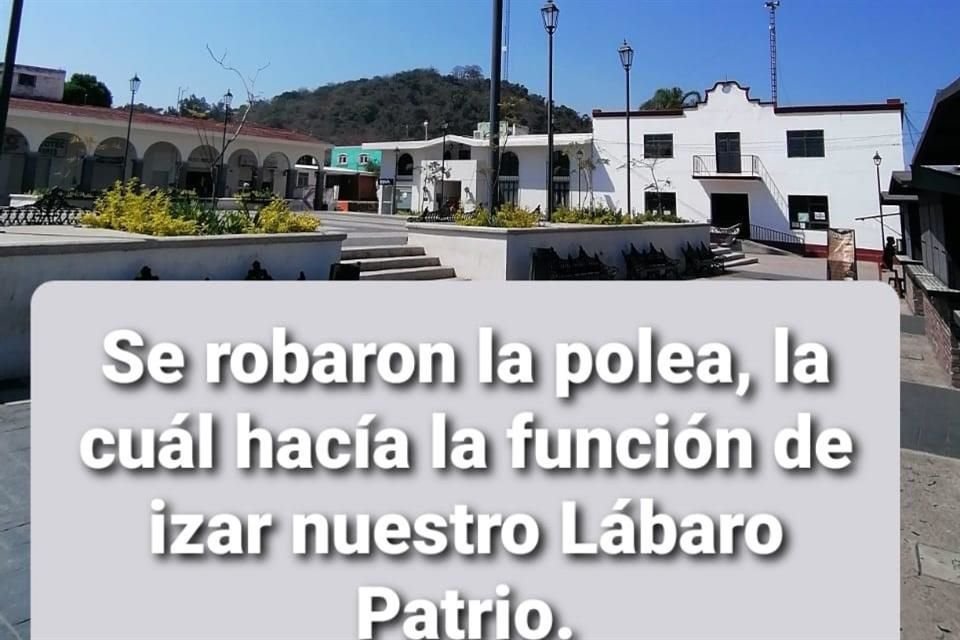 En San Juanito de Escobedo no se celebró el Día de la Bandera, pues se robaron la polea del asta.