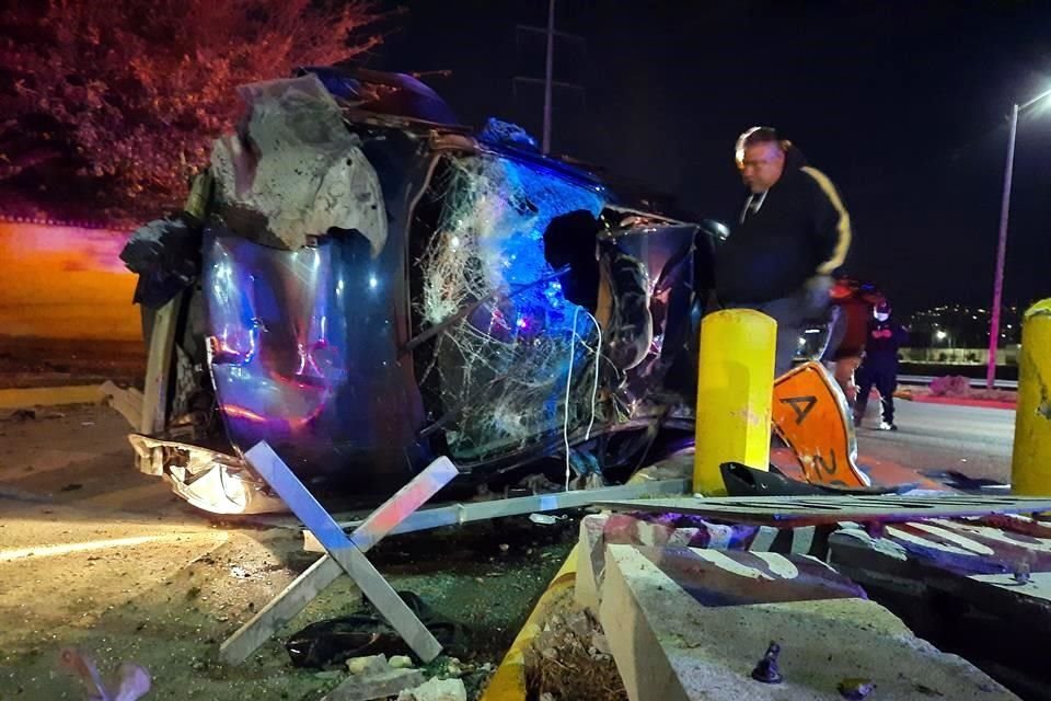 Un conductor resultó lesionado luego de que una columna de concreto quedara entre los asientos delanteros de su auto tras una volcadura, en Monterrey.