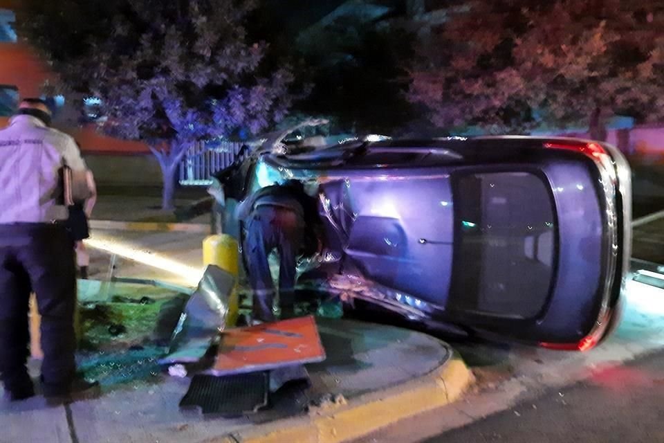 Tránsito de Monterrey informó que el vehículo Versa se desplazaba de oriente a poniente y en una curva, el hombre habría perdido el control.