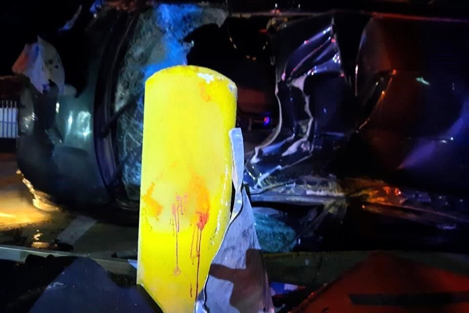 El carro con placas SSX3229 golpeó la banqueta y luego comenzó a volcarse.