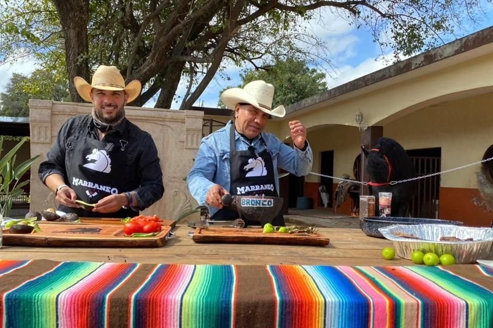 Lupe Esparza y sus compañeros de Bronco estrenan hoy su programa 'Marrano Time' en su canal de YouTube.