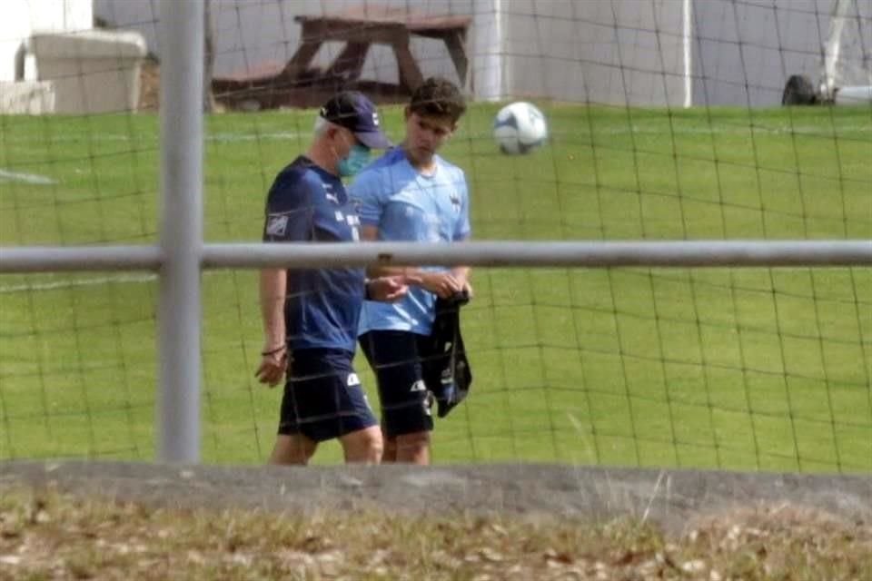 Javier Aguirre estuvo charlando con 'Ponchito', quien iría de inicio el domingo.
