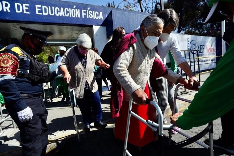 'Las redes de adultos mayores en Iztacalco son muy eficaces y hubo una respuesta inmediata colectiva y se consumieron las vacunas', expuso Quintero.