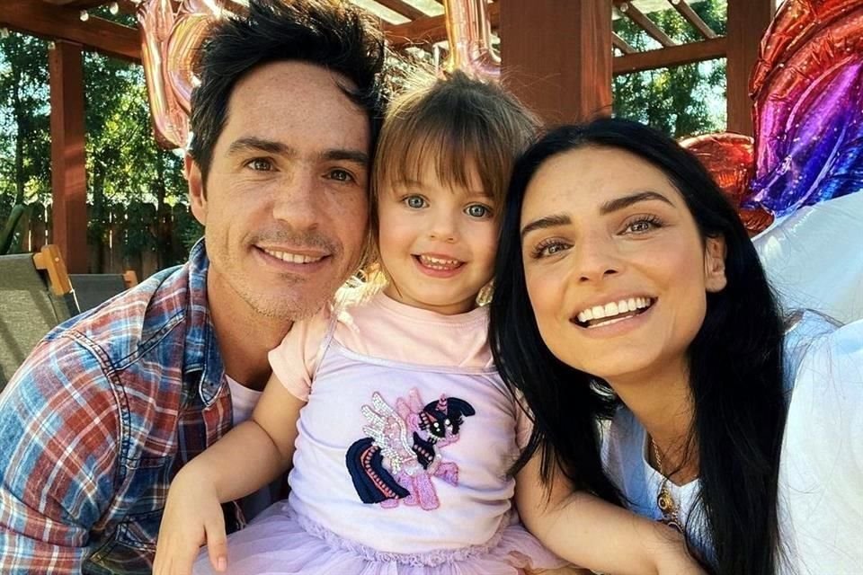 Mauricio Ochmann, Aislinn Derbez y Kai.