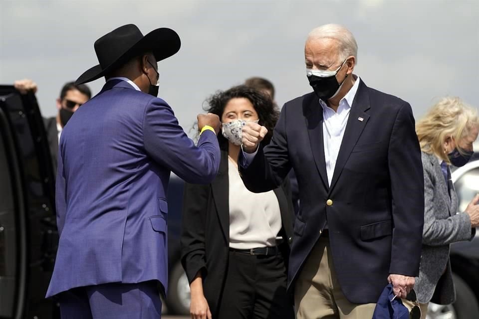 El Presidente Joe Biden saluda al Alcalde de Houston al llegar a esta ciudad.