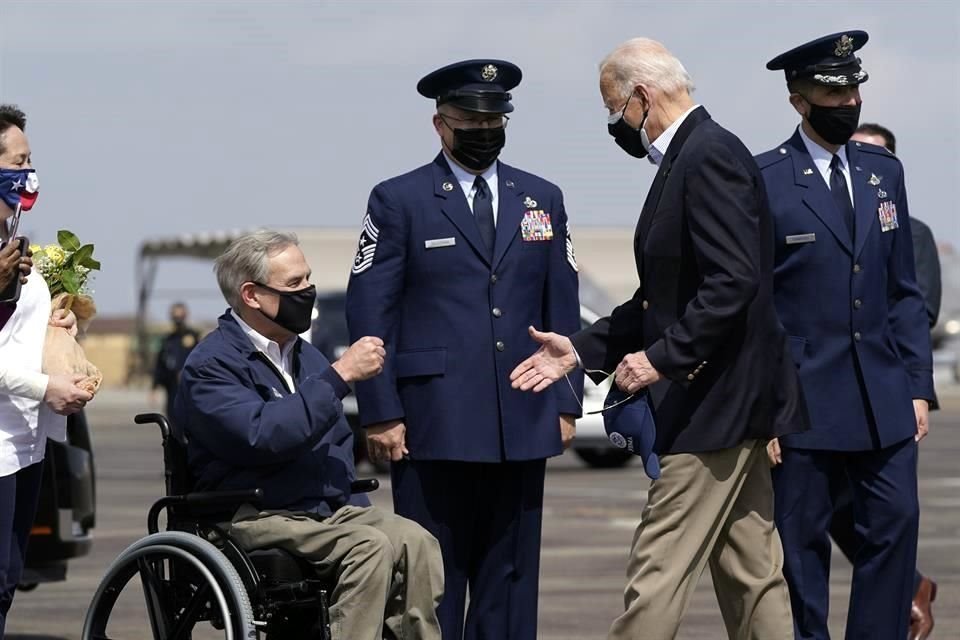 Biden saluda al Gobernador de Texas, Greg Abbott, luego de aterrizar en Houston.