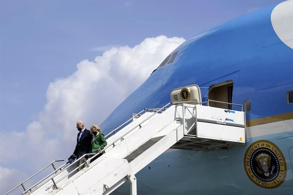 Biden y su esposa Jill bajan del avión Air Force One.
