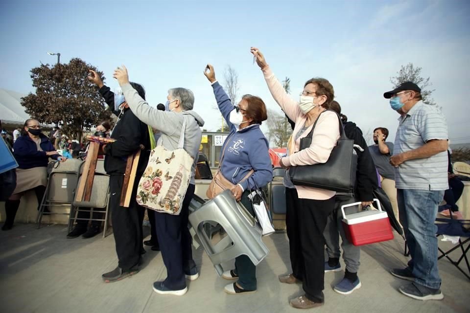 Adultos mayores de 60 años que hacían fila mostraron que sí traían consigo la credencial de elector.