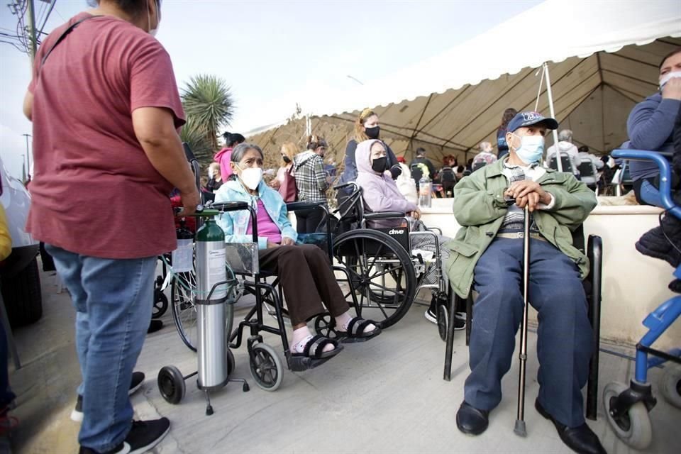 A personas en sillas de ruedas se les ubicó en un sitio exclusivo para darles preferencia en la vacunación.