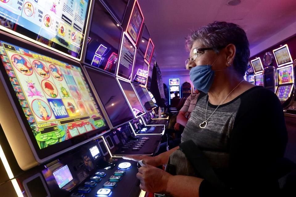 Los adultos mayores volvieron al Casino Revolución tras el levantamiento del 'veto' por parte de Salud estatal.