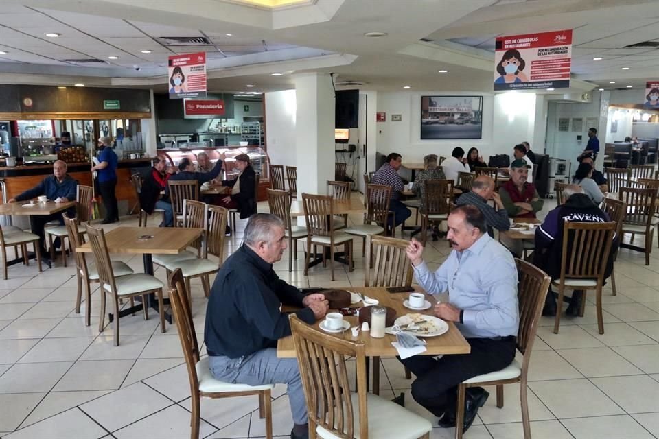 En restaurantes y cafés ya hubo presencia de adultos que aprovecharon para convivir con familiares y conocidos.