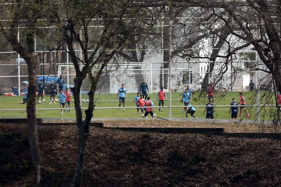 Javier Aguirre entrenó con el mismo once titular por tercer día consecutivo.