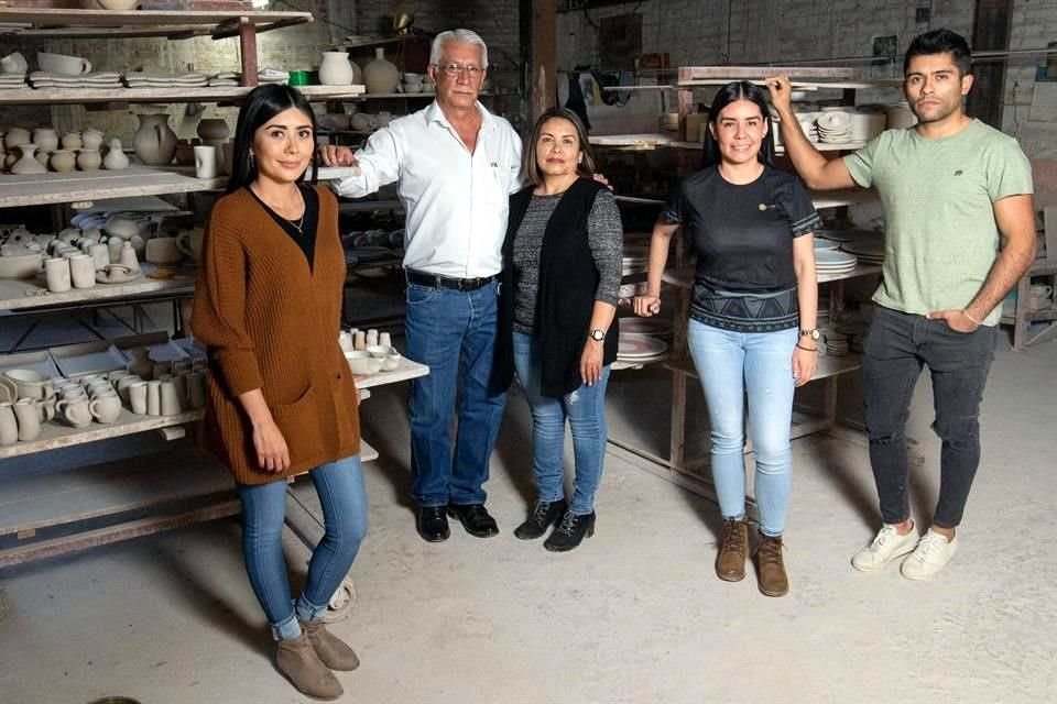 Alejandra Olea Frías, Catarino Olea Velázquez, Irene Frías, Liliana Olea Frías y Catarino Olea Frías.