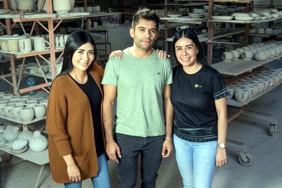 Alejandra se dedica a la difusión del trabajo fuera del taller, Liliana al aspecto administrativo y Catarino es el más involucrado en la producción de piezas.