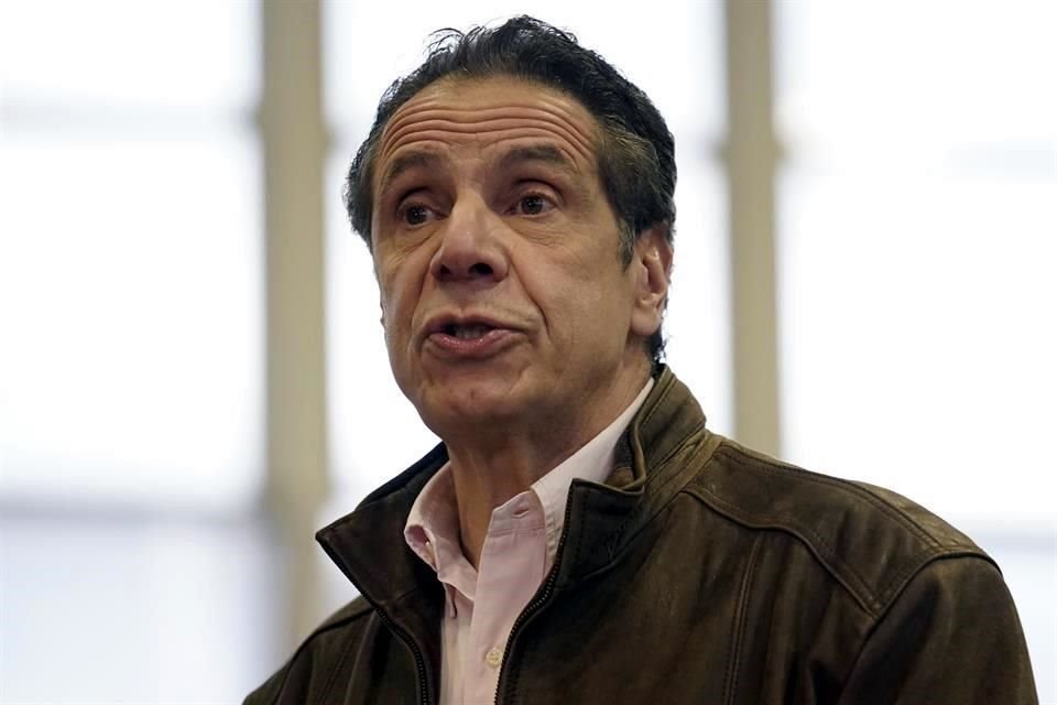 El Gobernador Andrew Cuomo, de 63 años, negó haberse insuado a Bennett.