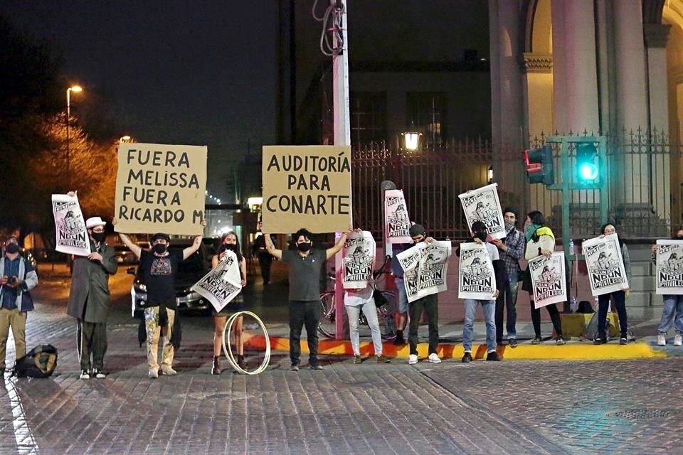 Alrededor de 13 artistas protestaron contra la iniciativa, asegurando falta transparencia en el gasto.