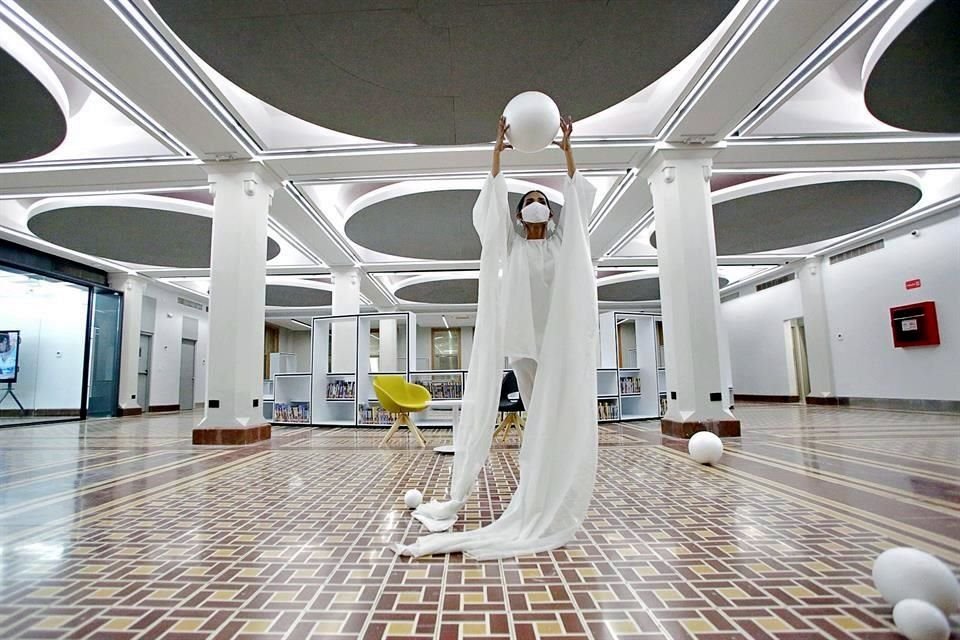 Bailarines de Teoría de la Gravedad y Los Unos y los Otros realizaron una coreografía en el interior del laboratorio.