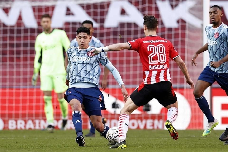 Edson Álvarez fue titular, pero fue amonestado al minuto 38.