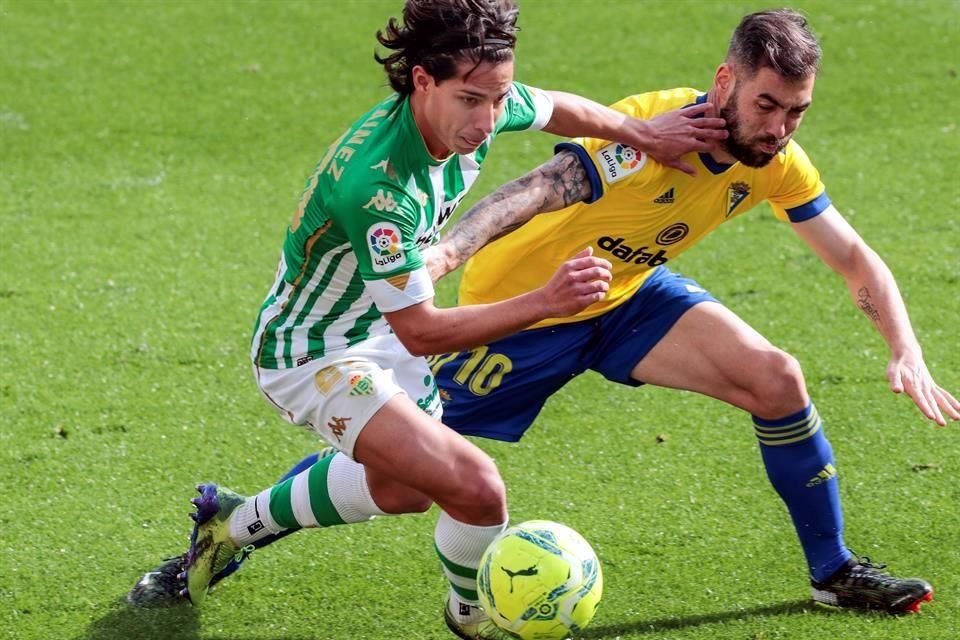 Diego Lainez fue titular y salió al minuto 60.