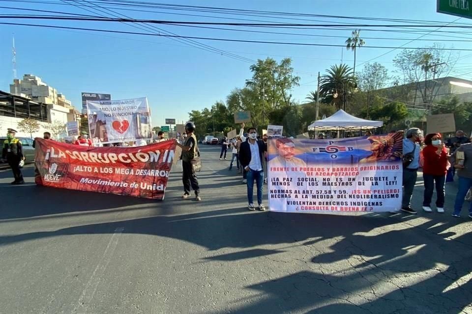 Habitantes de Xoco bloquean Avenida Universidad, en el cruce con Real de Mayorazgo, para protestar por las obras de la desarrolladora Mítikah.