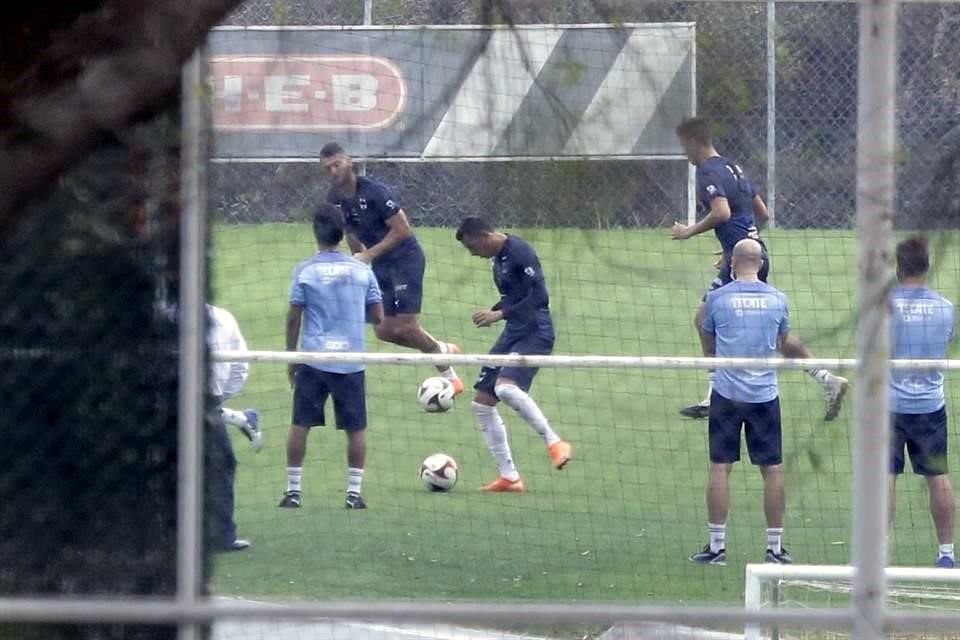 El delantero argentino (centro) se perdió los últimos dos partidos por lesión.