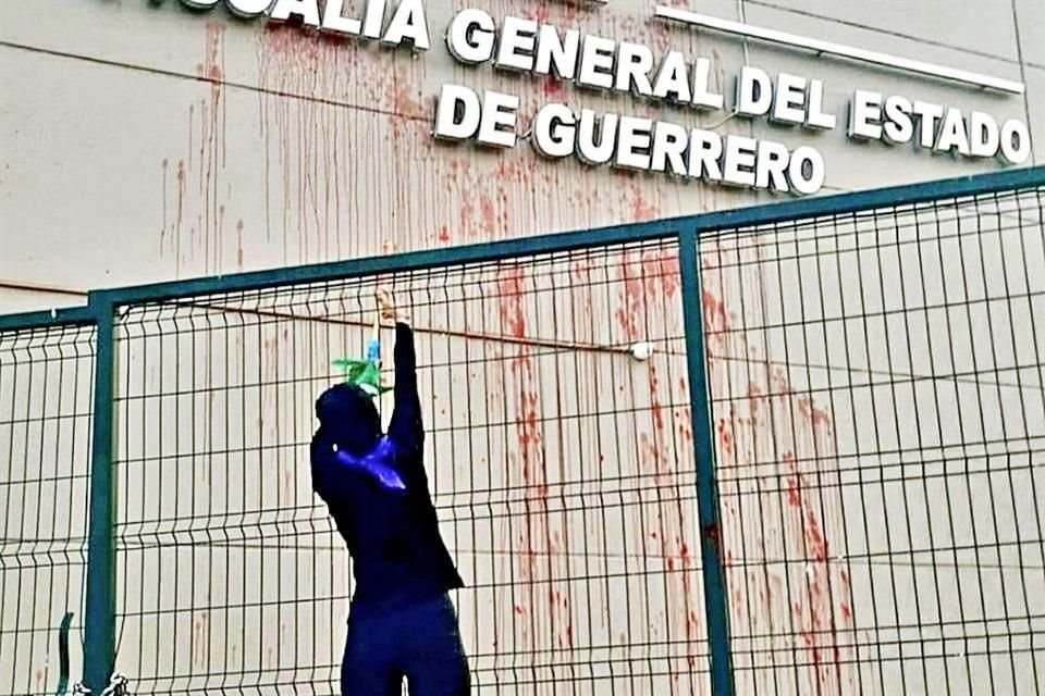 Mujeres protestaron en la Fiscalía de Guerrero por la lentitud para resolver el caso Salgado.