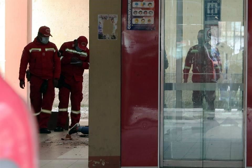 Varios bomberos inspeccionan el lugar del accidente el que murieron varios estudiantes, en El Alto, Bolivia.