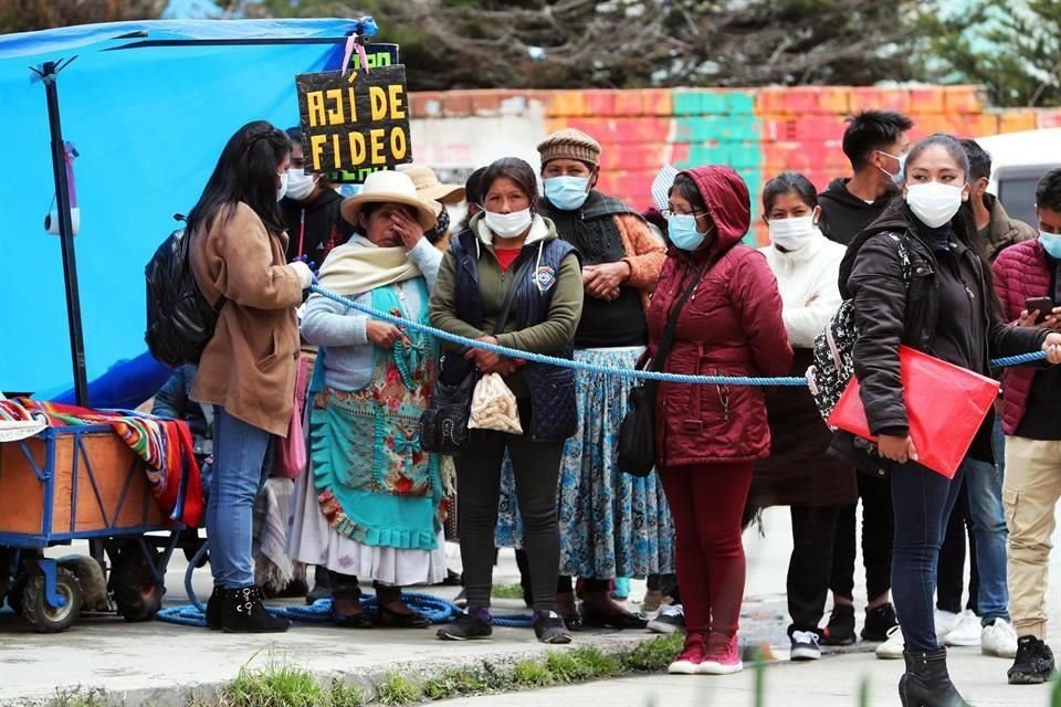 Estudiantes y familiares esperan información tras el accidente en el que murieron varios estudiantes .