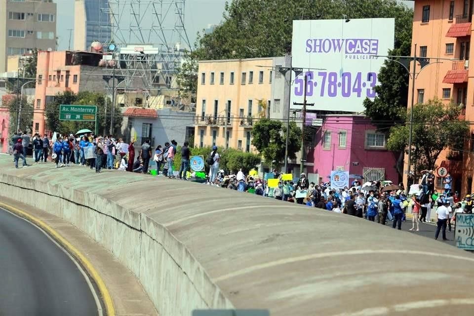 La manifestación se ha trasladado tanto al Viaducto como a la Avenida Cuauhtémoc, donde el cierre afecta la circulación. 