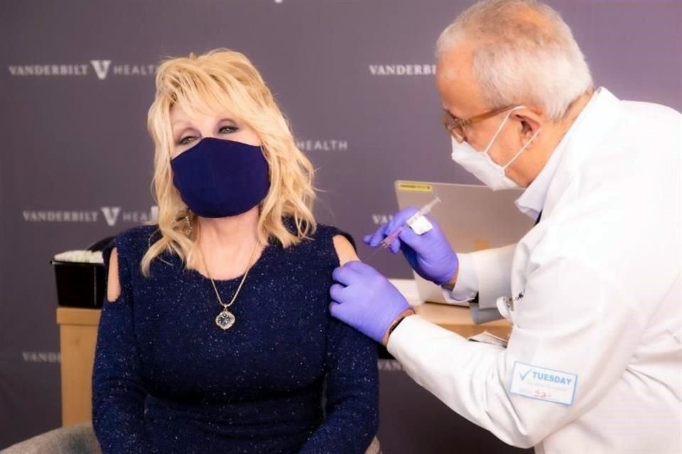 Dolly Parton se vacunó de coronavirus, a un año de que donara un millón de dólares para un centro que ayudó a desarrollar una de las vacunas