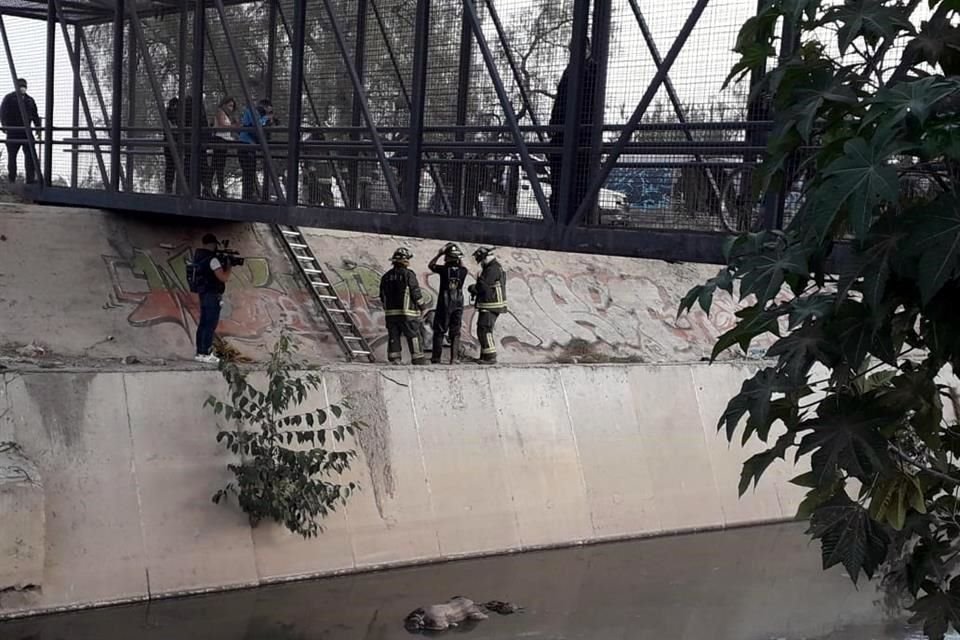 El cadáver de un hombre fue localizado en el Rio de los Remedios por vecinos del lugar; bomberos laboran para rescatar el cuerpo.